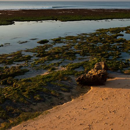 巴厘岛乌鲁瓦图安纳塔拉度假酒店 外观 照片 The bay at low tide