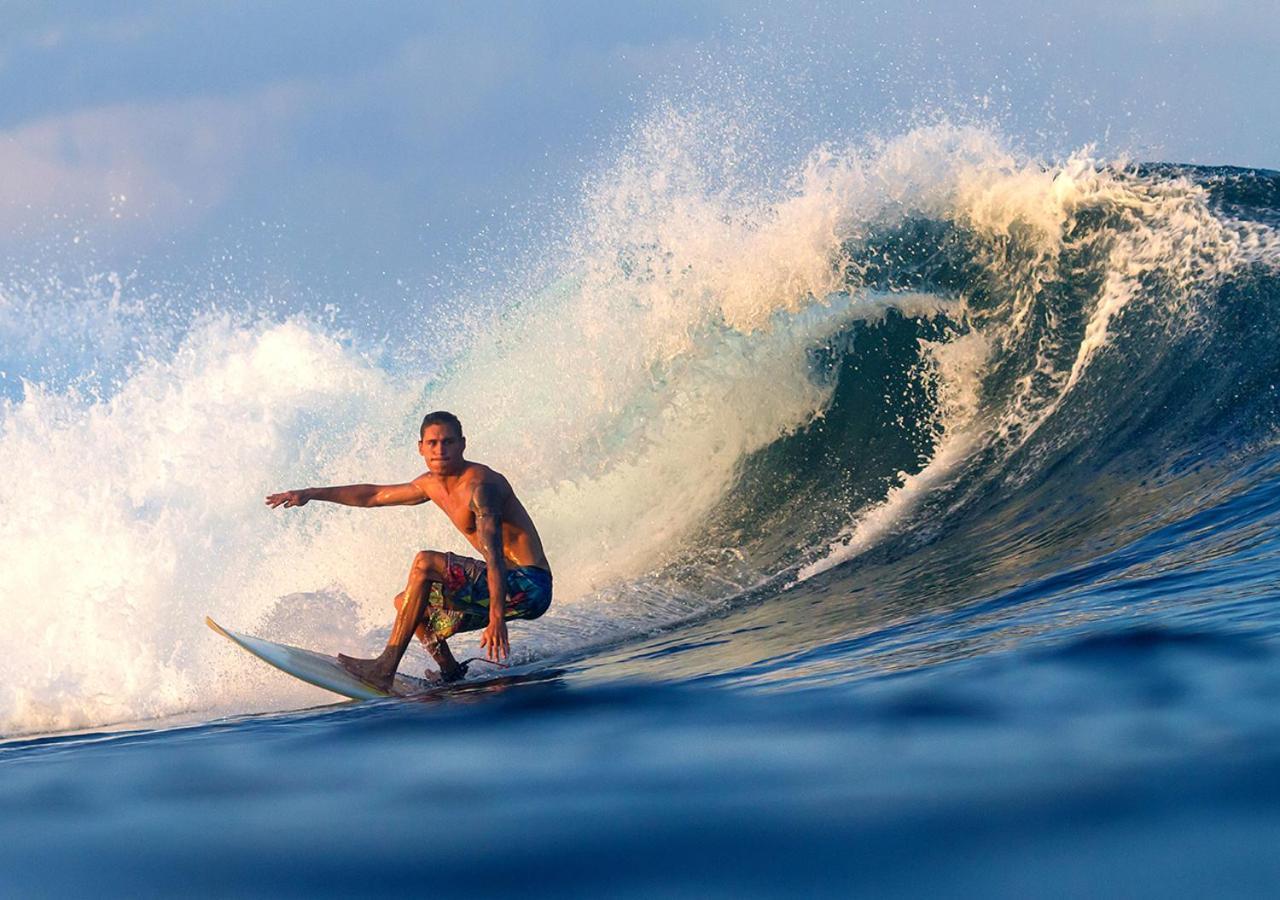 巴厘岛乌鲁瓦图安纳塔拉度假酒店 外观 照片 Surfer at Sunset Beach