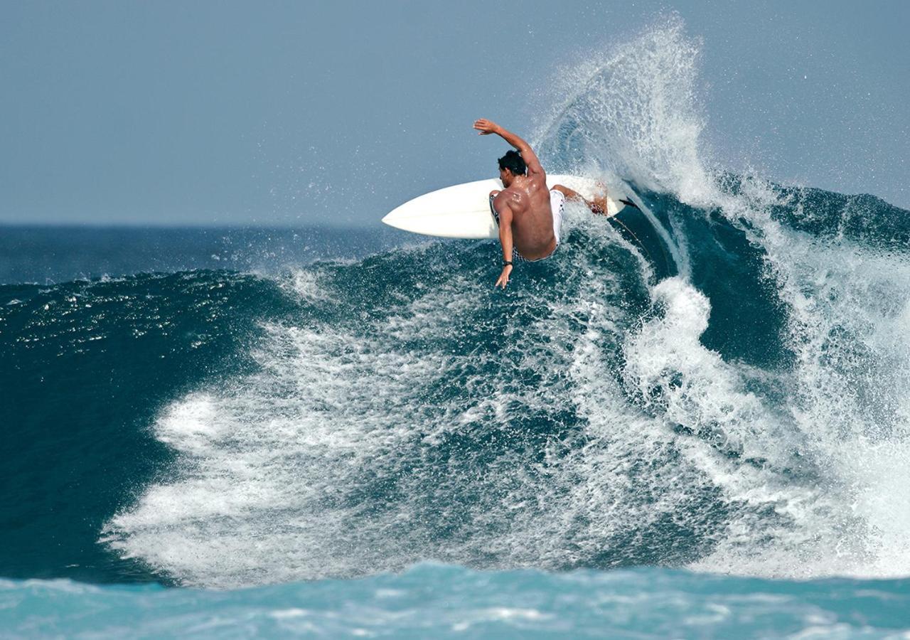 巴厘岛乌鲁瓦图安纳塔拉度假酒店 外观 照片 Surfer at Teahupoo