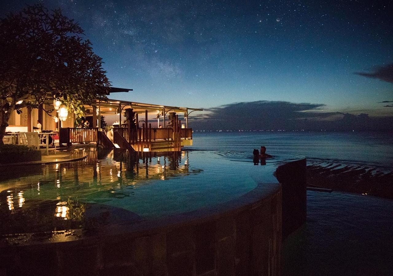 巴厘岛乌鲁瓦图安纳塔拉度假酒店 外观 照片 The resort at night