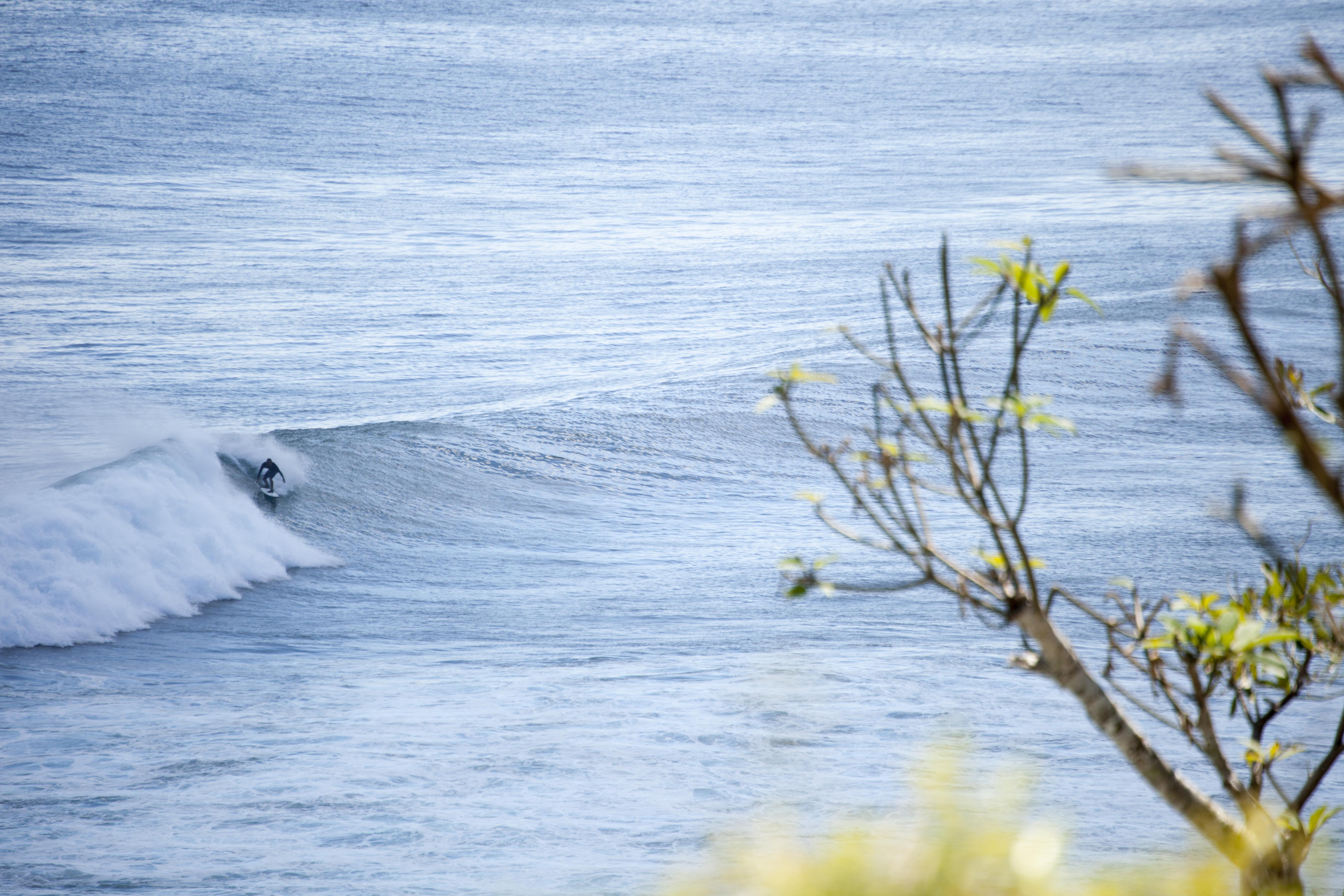 巴厘岛乌鲁瓦图安纳塔拉度假酒店 外观 照片 Surfer at the Bay of Needles