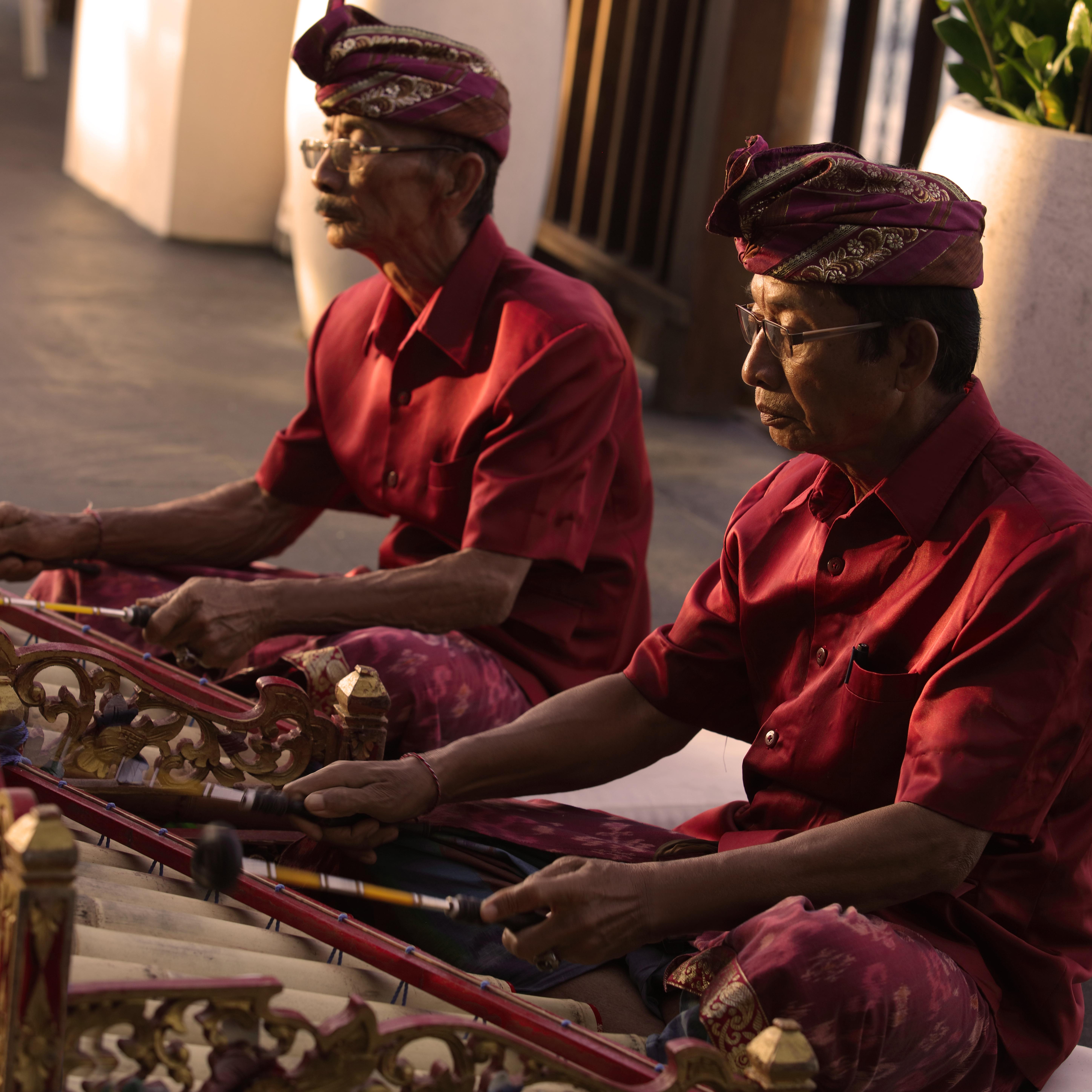 巴厘岛乌鲁瓦图安纳塔拉度假酒店 外观 照片 Gamelan musicians in Bali