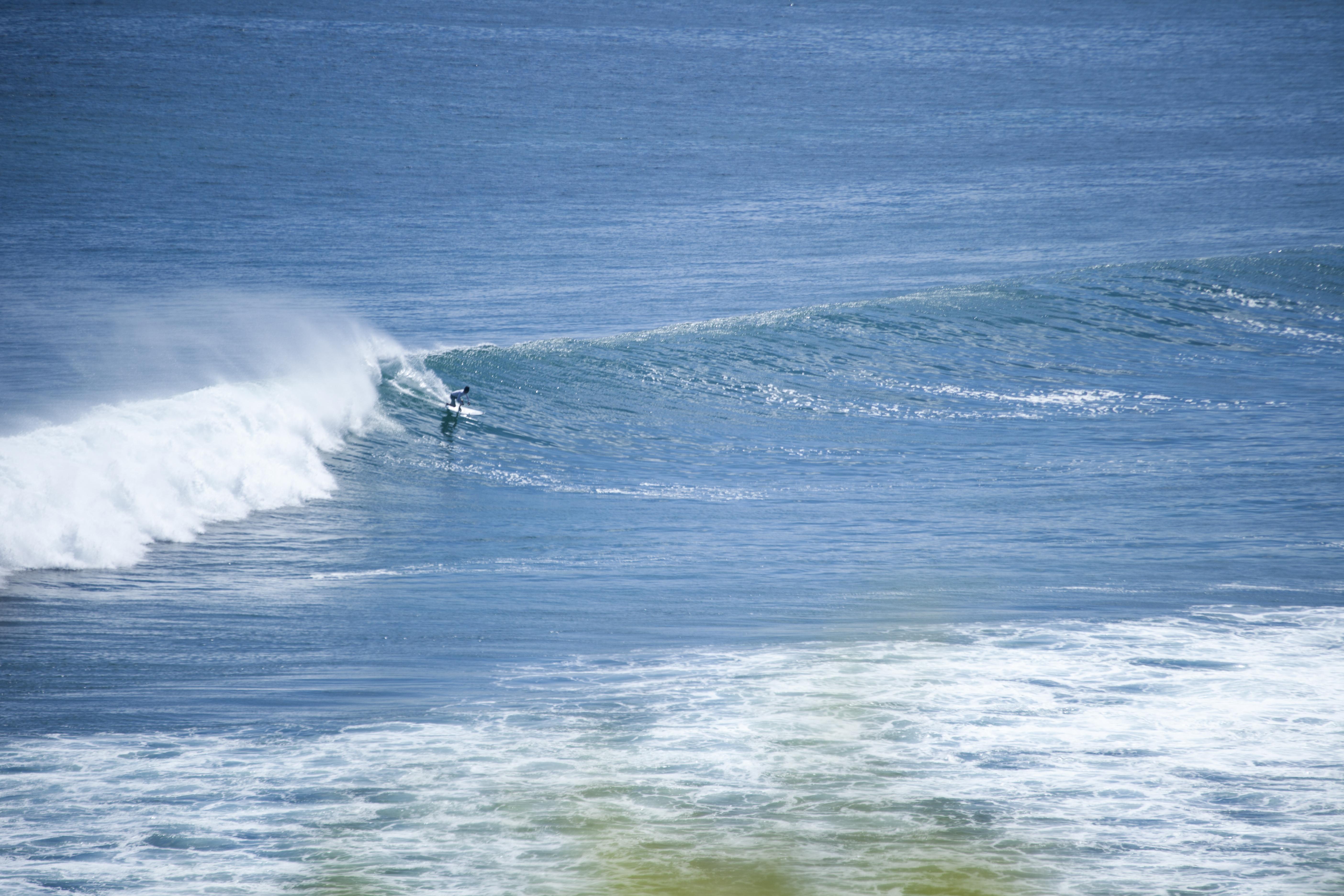 巴厘岛乌鲁瓦图安纳塔拉度假酒店 外观 照片 Surfer at the Bay of Needles